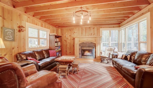 Spacious Classic Cabin Retreat- near Lassen