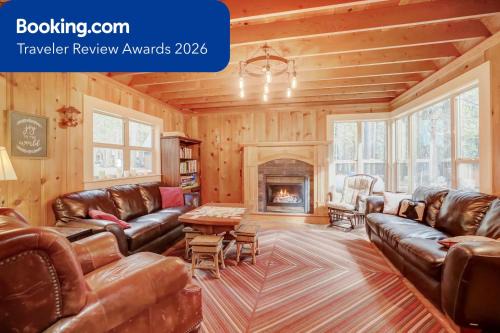 Spacious Classic Cabin Retreat- near Lassen