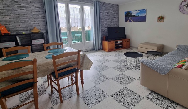 SPACIOUS, CLEAN, COMFORTABLE APARTMENT CLOSE TO TOWN CENTER