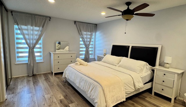 Spacious & Clean Home for 6 – Small Patio & Garage