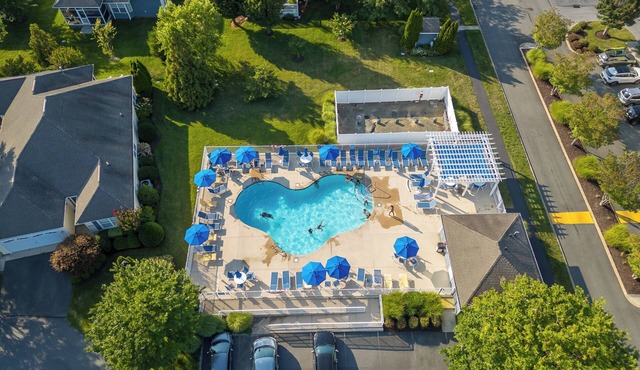 Spacious/Clean/Stunning Townhouse in Rehoboth Beach Pool Sleeps 12