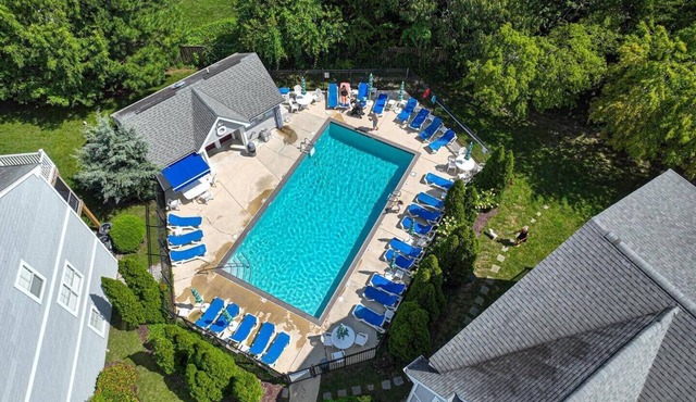 Spacious & Clean Townhouse 4BR w/Pool & Parking