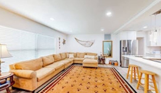 Spacious Clearwater 4BR,3BA Cowboy Pool, Fire pit, Pet-Friendly 10 Min to Beach