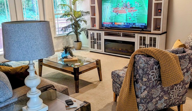 Spacious Clemson House, close to CU, across from Patrick Square, Pet Friendly!