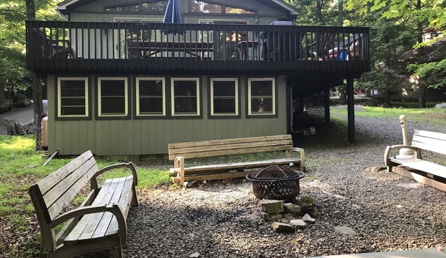 Spacious, close to amenities, HOT TUB, POOL TABLE