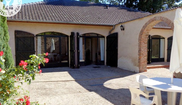 Spacious cottage with fireplace and pets welcome