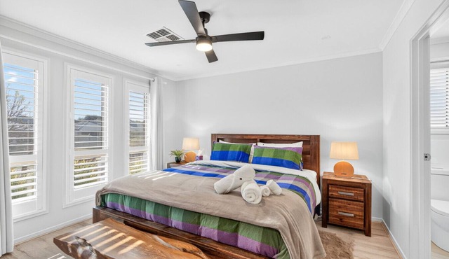 Spacious Coastal Retreat at Coorong Quays Marina – Private Dunes & River Access