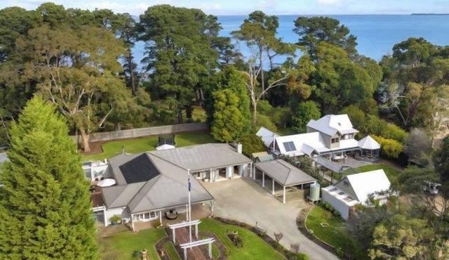 Spacious Coastal Retreat with Pool & Garden - 2mins walk to Merricks Beach