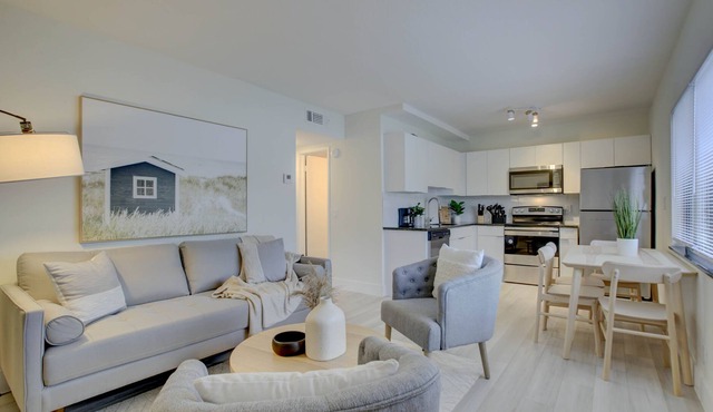 Spacious coastal vibe Apt. w/pool. 10 minutes to Ft. Lauderdale Beach