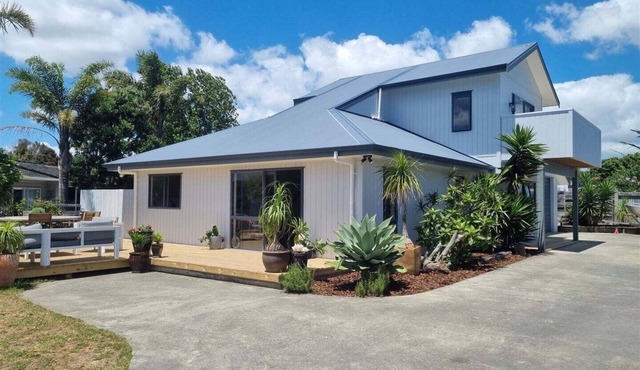 Spacious Coastal Bach | Hot Tub| Pizza Oven | Perfect for Families & Groups