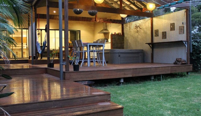 SPACIOUS COASTAL RETREAT - pet friendly with an easy walk to beach or river