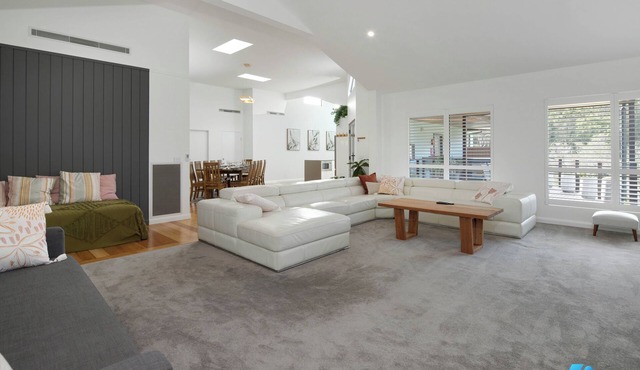 SPACIOUS COASTAL RETREAT an easy walk to river or beach