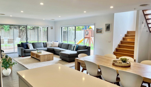 Spacious Coastal Retreat 400m to the Beach