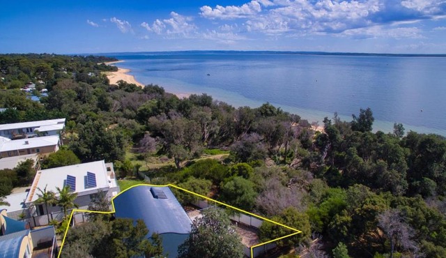 Spacious Coastal Retreat 5 Bdr