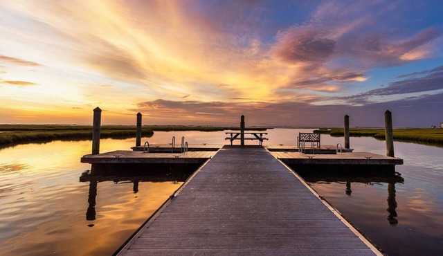 Spacious Coastal Style Townhome in Luxury Community; Pools, Tennis and Kayaks