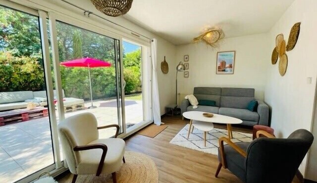 Spacious cocoon with pool in La Rochelle