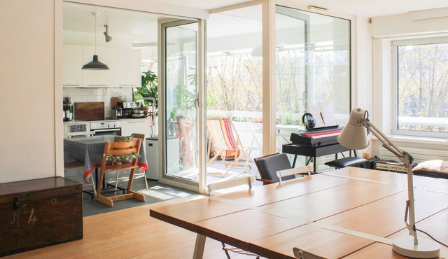 Spacious cocoon with a terrace view on the canal