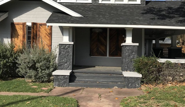 Spacious Colonial 3 bedroom near downtown