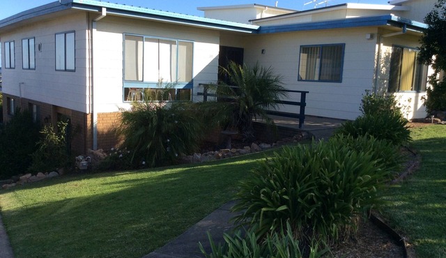 Spacious, comfortable, family home. Great views, pets ok, free wifi