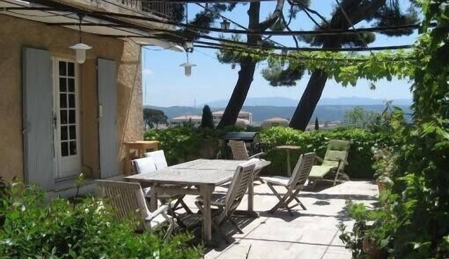 Spacious, comfortable villa near the town center.Sleeping 8.