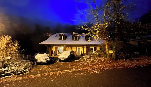 Spacious, comfortable and cosy house, lifts 10mm away on foot.