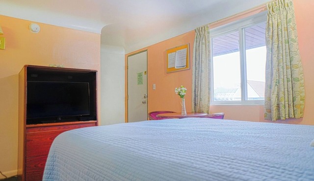 Spacious Comfort Near Downtown Bay City – Ideal for Sightseeing & Relaxation