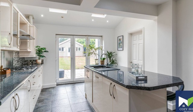 Spacious Comfortable 5 Bedroom w. Pool Table