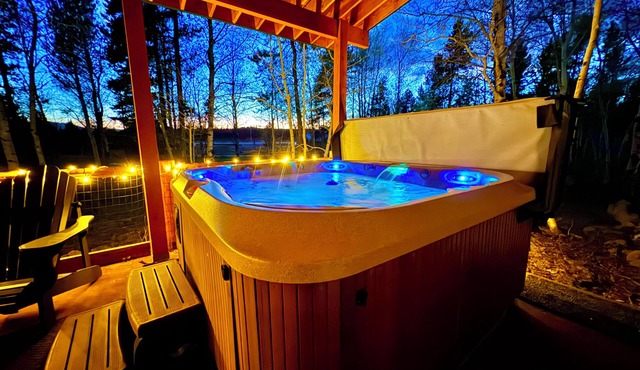 Spacious comfortable cabin, 33 Miles to Yellowstone, Wi/Fi, Fire Pit, Hot Tub 🦬