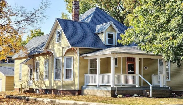 Spacious, comfortable 3BR home near ISU with a king bed, fully equipped kitchen, dining room, and fast Wi-Fi. Ideal for work crews, families, or longer stays. Centrally located with easy access to downtown, ISU, Union Hospital, and I-70.