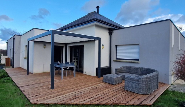 Spacious, comfortable house in a quiet location 20 minutes from the beach