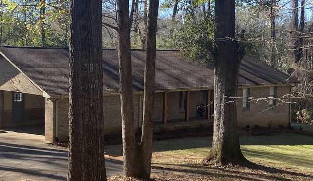 Spacious, comfortable home in historic Greensboro, Al