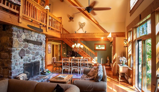 Spacious&Comfortable. Walk to Town, Hot Tub, Best Value In LP-4 Ensuite Bedrooms