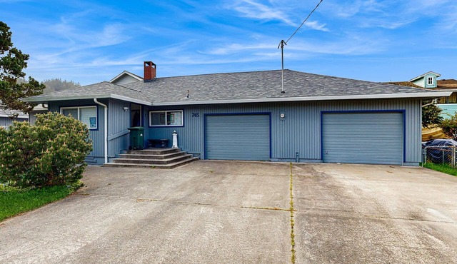 Spacious & comfortable home close to the Habor, Sand Dunes, beaches, & parks