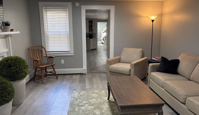 Spacious Comfy 1-Bedroom Apt ~ Dover/Portsmouth ~ Free Wine ~ AC/Heat