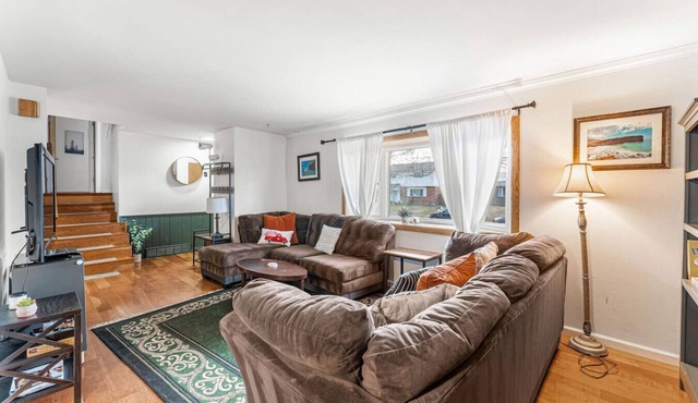 Spacious & Comfy ~ Close to Everything ~ Backyard!