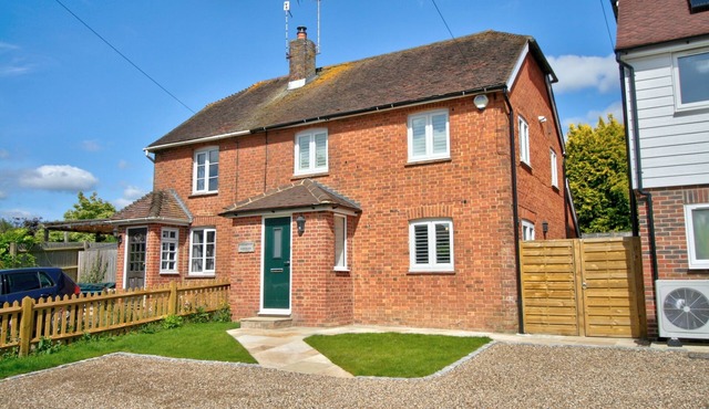 Spacious comfy cottage in the middle of a beautiful Kent village.