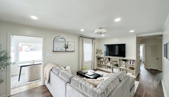 Spacious Comfy Evansville Home w/Patio, Foosball & Yard Sleeps 8