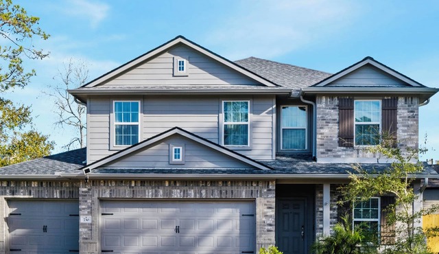 Spacious & Comfy Family Gem: Games ~ Office ~ BBQ! In Crosby, Tx