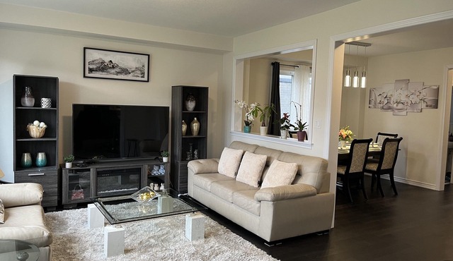 Spacious ,comfy house less than 15 mins drive to Niagara Falls and Outlet Mall.