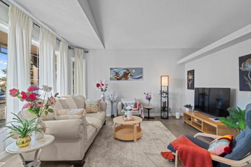 Spacious & Comfy Main Floor 3BR Suite in Detached House