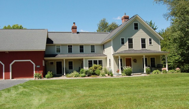 Spacious & Comfy Modern Farmhouse, Private w/Mountain Views. Hot Tub & Sauna