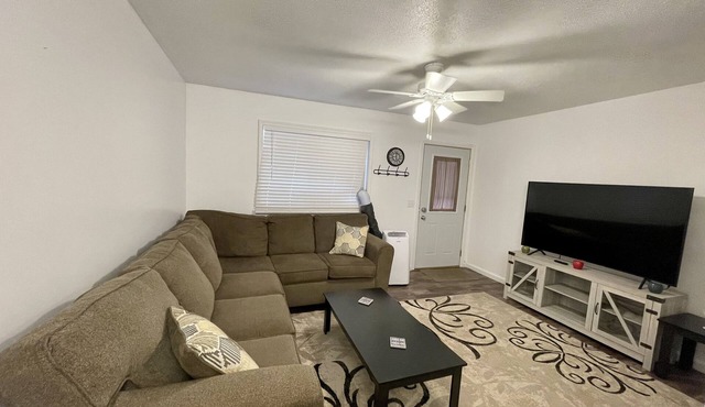 ★Spacious & Comfy Small-Town Gem♥ | ♛King Bed, pkg