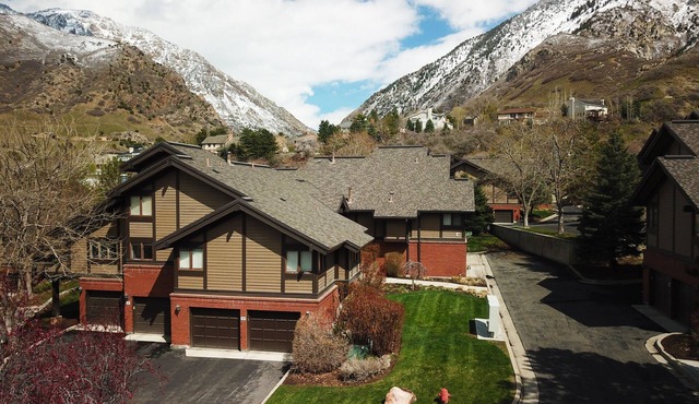 Spacious condo with private deck, conveniently located to city and recreation