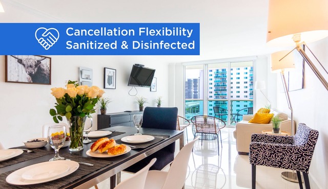 Spacious condo w/open layout across from the beach | WIFI + Parking