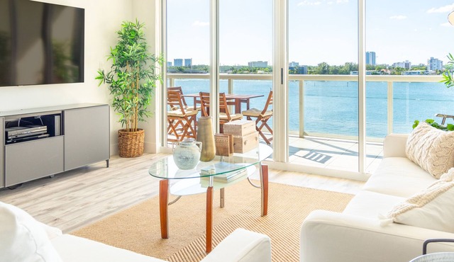 Spacious condo with beautiful water views | WIFI 100+ Mbps