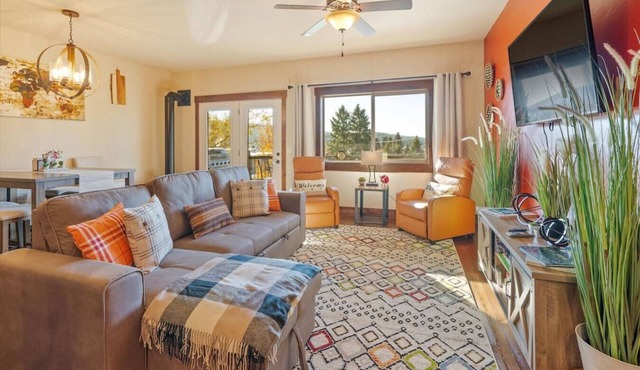 Spacious Condo 3-Minute Walk to Flathead Lake & DT