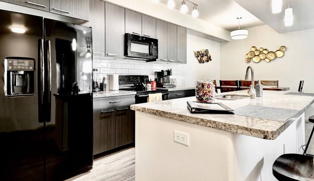 ❤️Spacious Condo☞Desert Views⚫️Full Kitchen☞Pool☞Westgate☞Glendale☞WiFI/EV 🔌 FREE