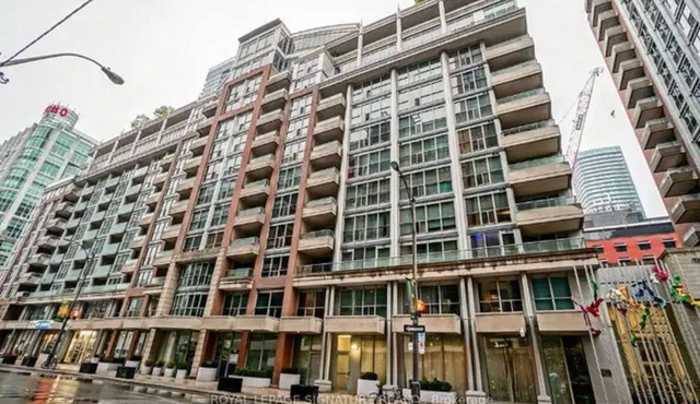 Spacious condo in the Downtown Toronto entertainment district