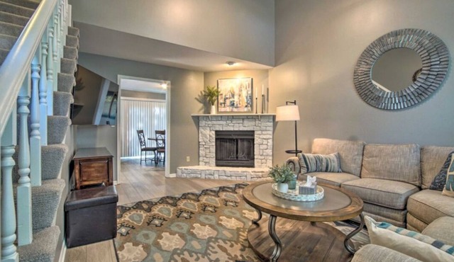 Spacious Condo in Overland Park-Sleeps 8