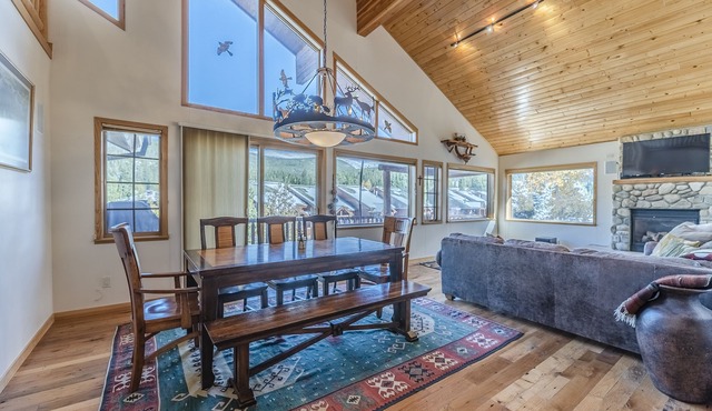 Spacious condo just moments from Winter Park Ski Resort w/shared hot tub